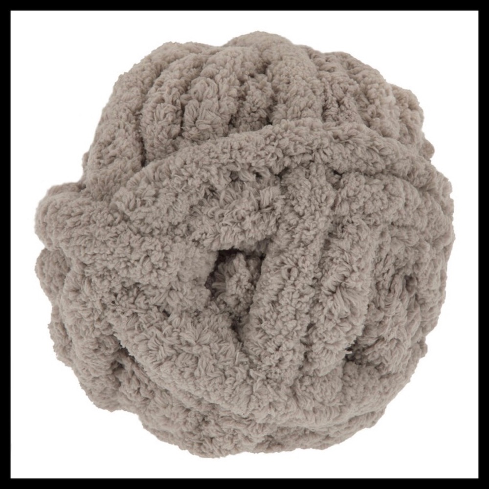 KINDLY MADE - YARN THROW
